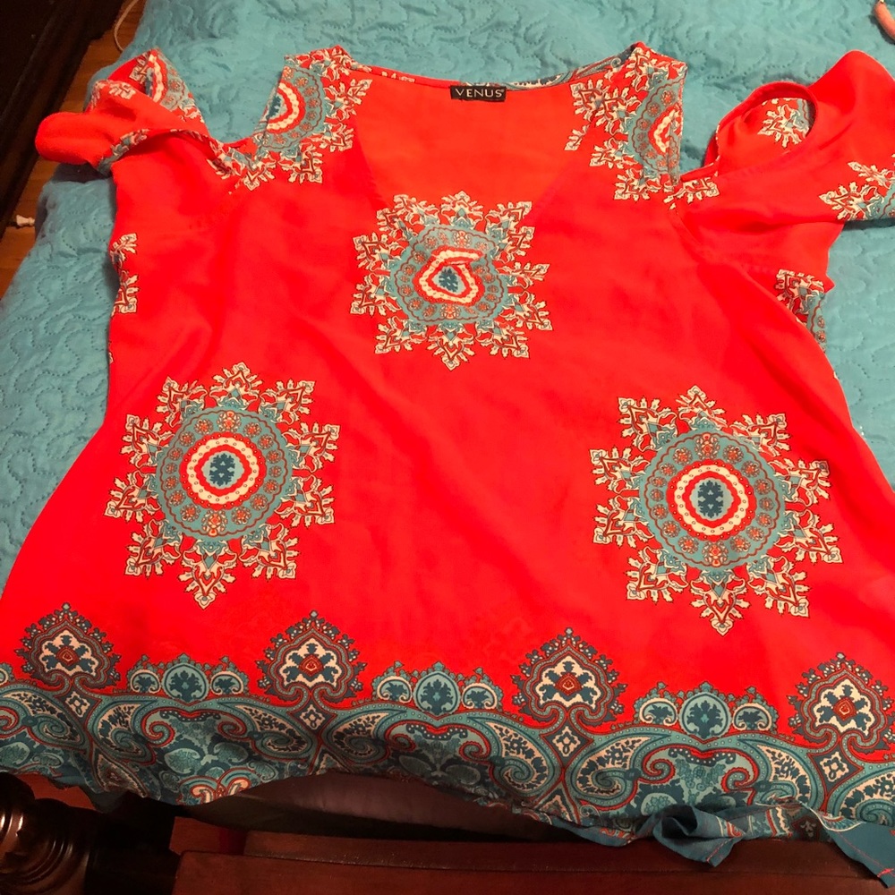 Cute summery cute out shoulders top